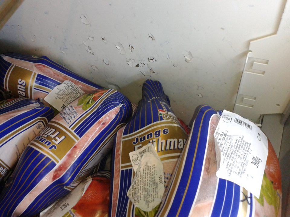 Poškodená bočná stena mraziaceho boxu