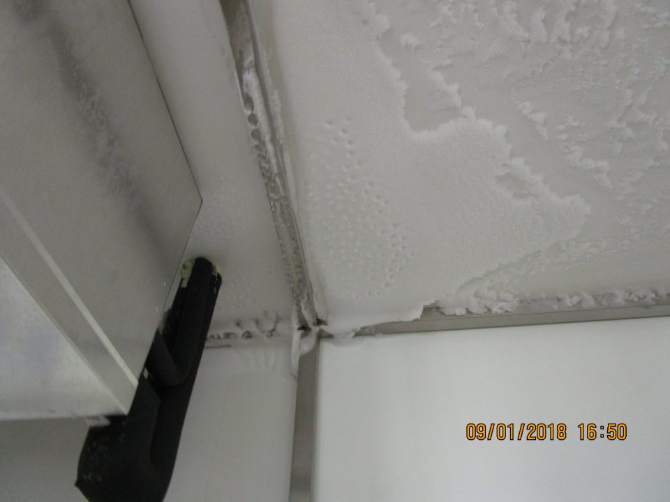 v mraziacom boxe s uskladnenými hlbokomrazenými pekárskymi polotovarmi v časti minipekárne výskyt námrazy pri výparníku a okolo výparníka