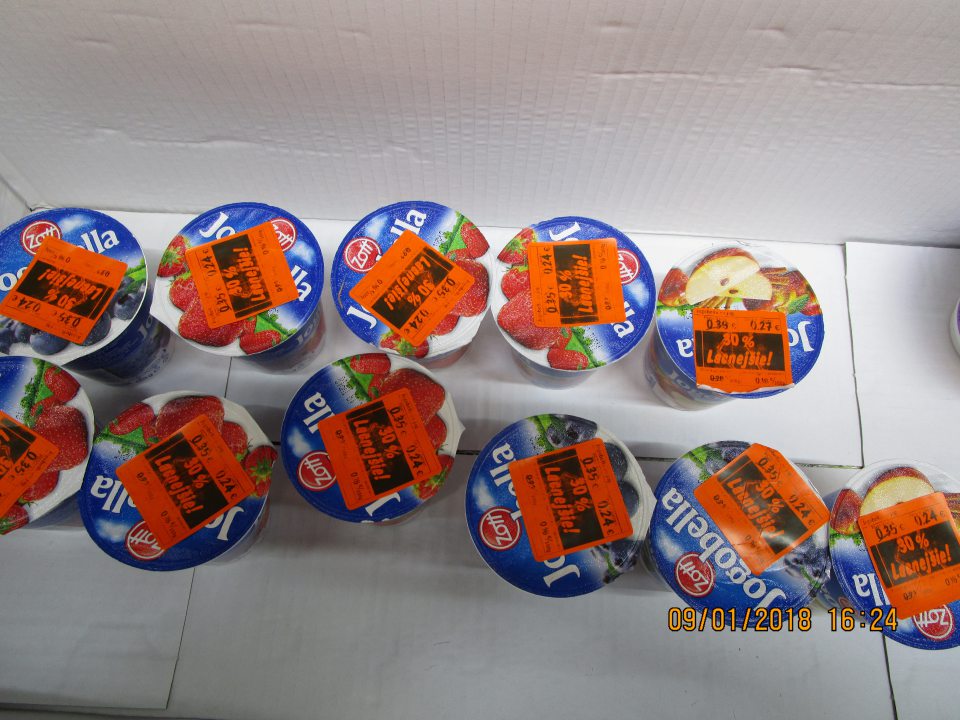 u 11 kusov ovocných jogurtov značky Jogobella prelepovanie dátumov spotreby etiketou so zľavnenou cenou, v celkovom množstve 1,65 m.j. a v celkovej cene 2,64 €