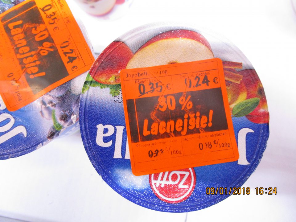 u 11 kusov ovocných jogurtov značky Jogobella prelepovanie dátumov spotreby etiketou so zľavnenou cenou, v celkovom množstve 1,65 m.j. a v celkovej cene 2,64 €