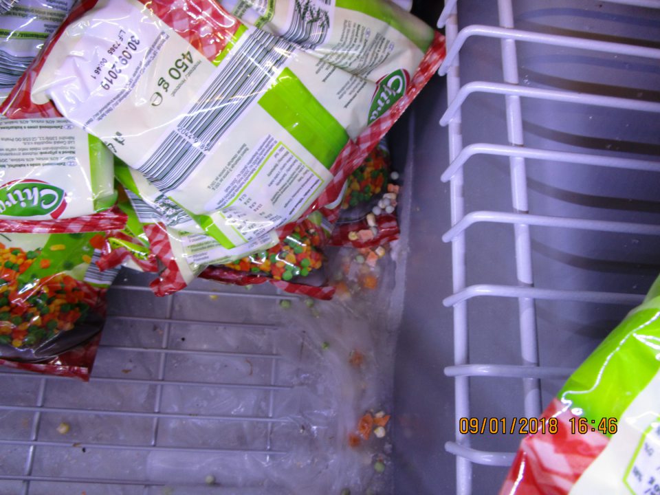 na predajnej ploche v mraziacom boxe na uskladnenie hlbokomrazenej zeleniny výskyt hrubej námrazy a nečistôt