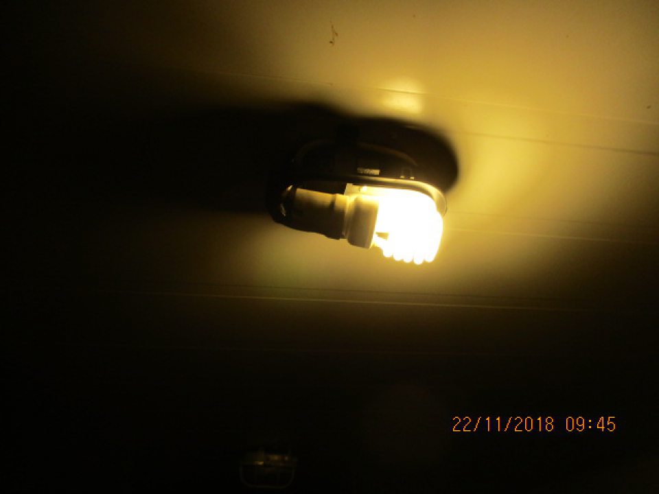 Chýbajúci ochranný kryt svietidla na strope v chladiacom boxe