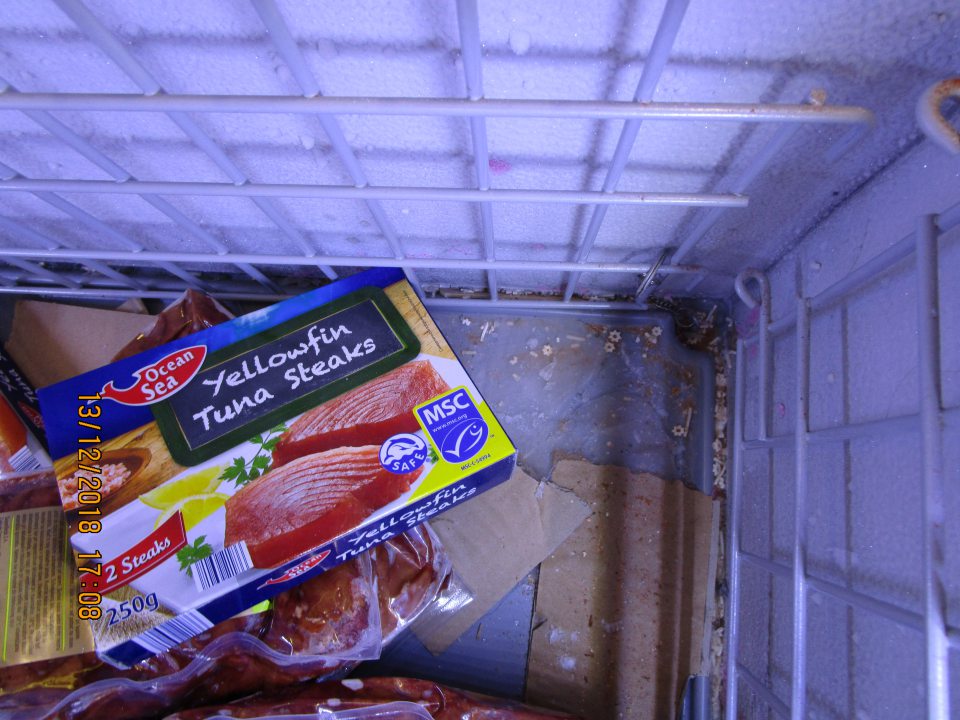  na predajnej ploche v mraziacom boxe s uskladnenou hlbokozmrazenou zeleninou a vnútornosťami boli zistené nečistoty, úlomky z kartónov, a z roztrhaných sáčkov vysypaný hlbokozmrazený hrášok - na predajnej ploche na regáli s uskladnenými potravinami, múka, kokos, želatína boli porušené obaly a vysypané na regáli - na predajnej ploche pod regálmi znečistená podlaha nečistotami na viacerých miestach