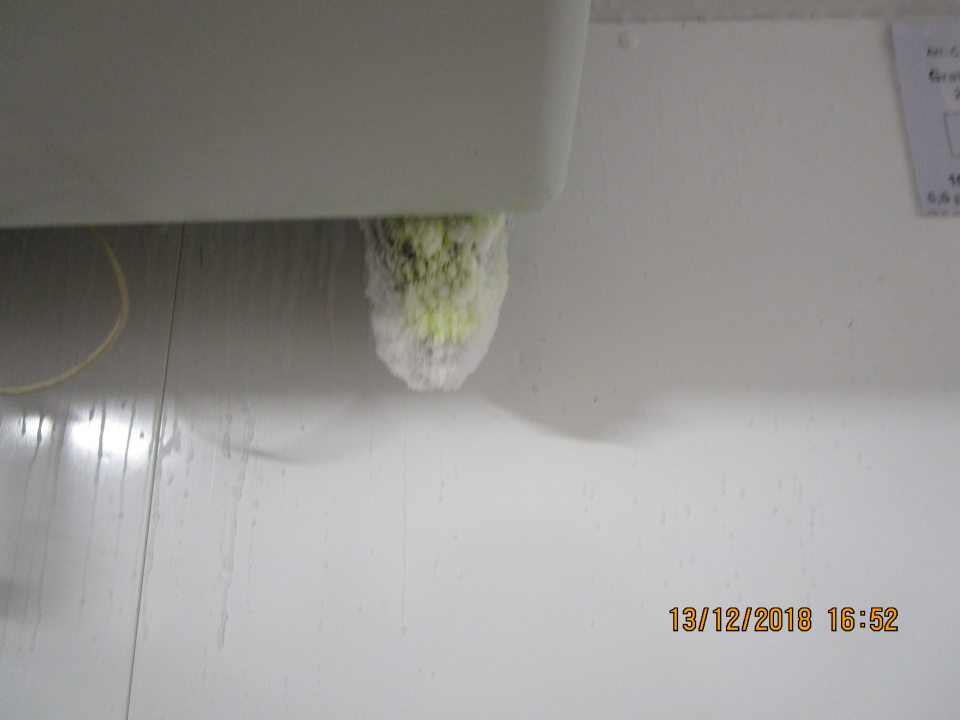  v mraziacom boxe s uskladnenými hlbokozmrazenými pekárskymi výrobkami bol nad kartónami výskyt kondenzu a námrazy na chladiacom zariadení kvapkajúci na kartóny 