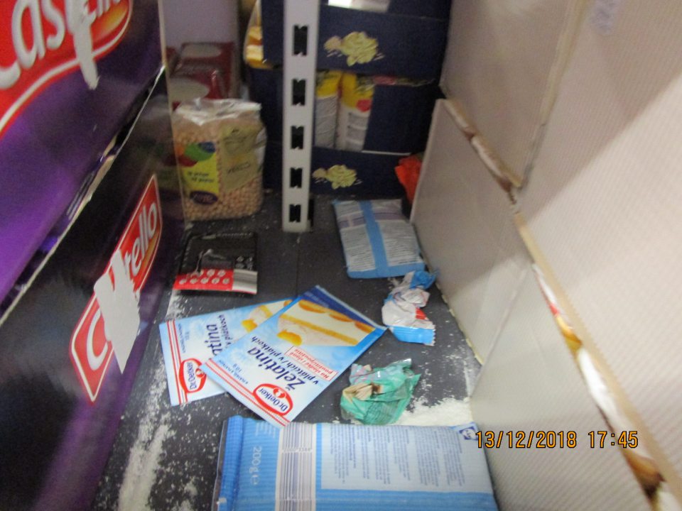 na predajnej ploche na regáli s uskladnenými potravinami, múka, kokos, želatína boli porušené obaly a vysypané na regáli - na predajnej ploche pod regálmi znečistená podlaha nečistotami na viacerých miestach