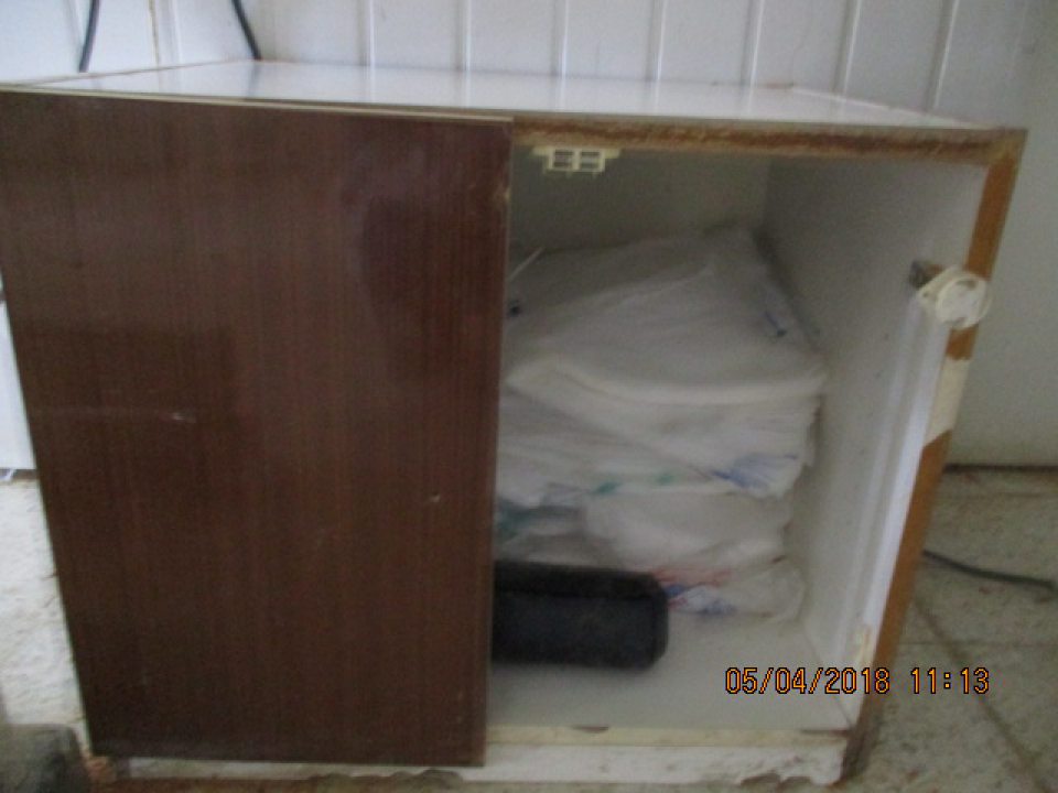 Dve drevené skrinky s obalovým materiálom majú poškodené dvierka (jedna skrinka - chybajúce krídlo skrinky, možnosť znečistenia obalového materiálu z vonkajšieho prostredia; druhá skrinka - odpadávajúce dvierka).