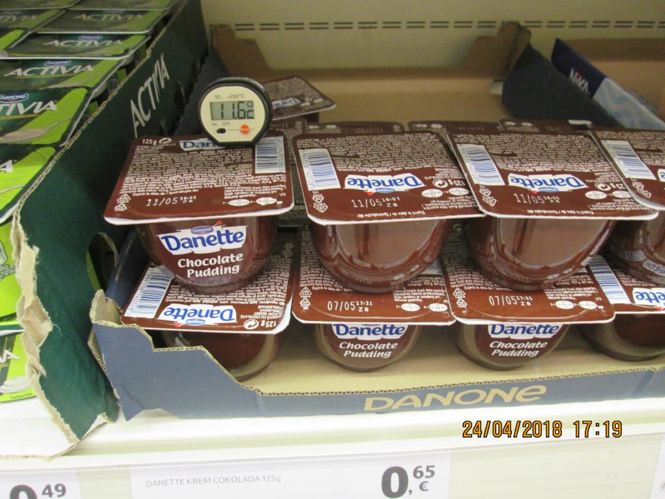 Nedodržaný chladiarenský reťazec pri skladovaní mliečneho čokoládového dezertu Danette-výrobca deklaruje: skladovať od 2°C do 6°C, nameraná teplota +11,6°C.