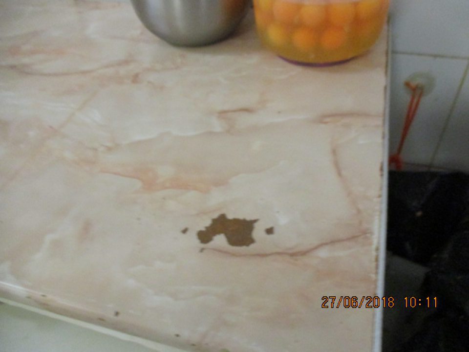 Pracovný stôl : poškodený povrch pracovnej dosky a spodnej police pracovného stola.