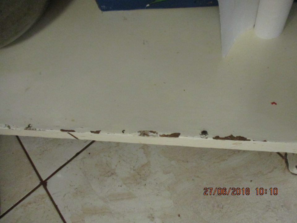 Pracovný stôl : poškodený povrch pracovnej dosky a spodnej police pracovného stola.