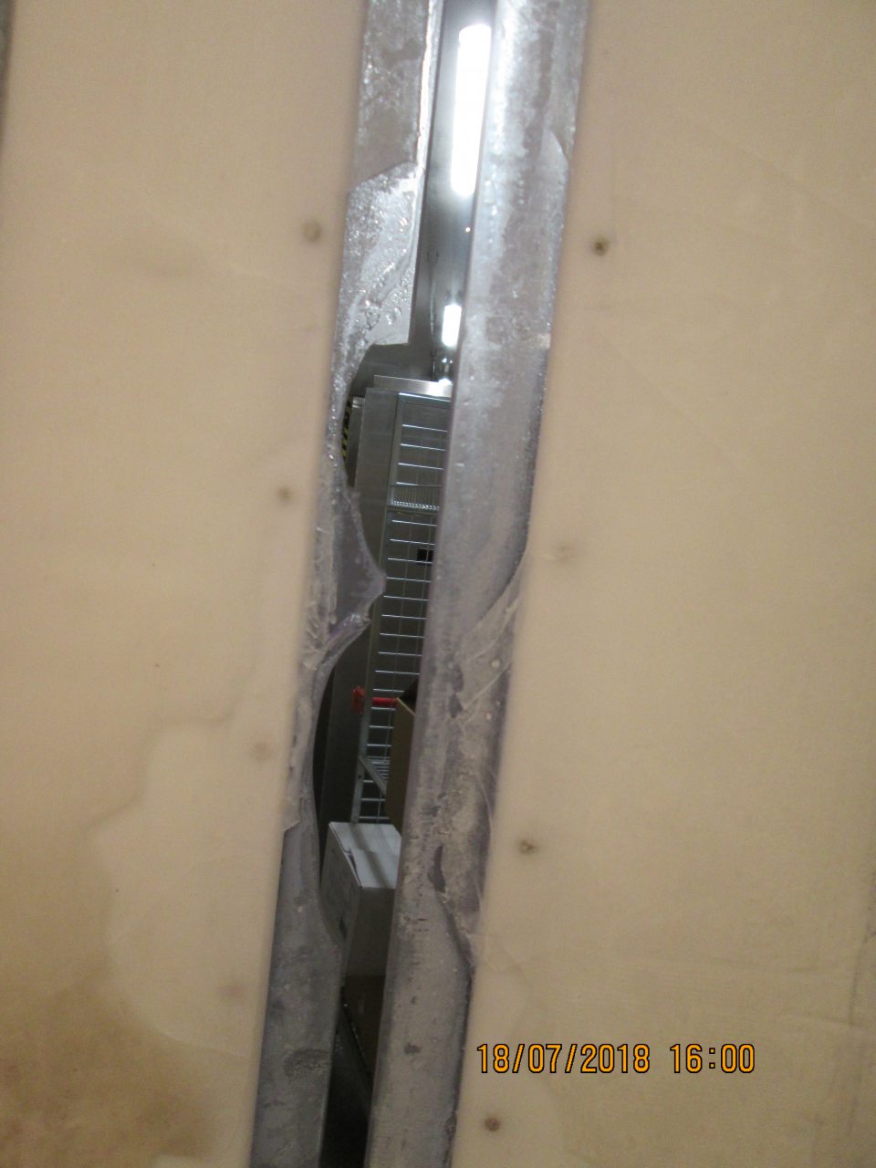 Poškodené vstupné plastové dvere do mraziaceho boxu, vylomené časti na dvoch miestach v rozsahu cca 20 cm x 5 cm, 15 cm x 5 cm.