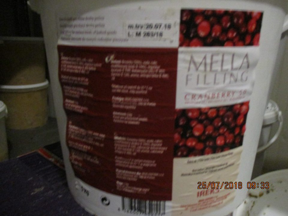 MELLA FILLING CRANBERRY ovocná náplň pre rôzne druhy pečiva brusnica 50,po dátume minimálnej trvanlivosti: 20.07.18, 5kg balenie (zostatok v balení 2kg), celková predajná cena 4,- Eur uskladnená spoločne s vyhovujúcimi surovinami.
