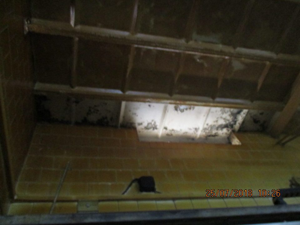 Strop nad etážovou pecou rozsah 2,4m x 0,4m olupujúci sa hygienický náter.