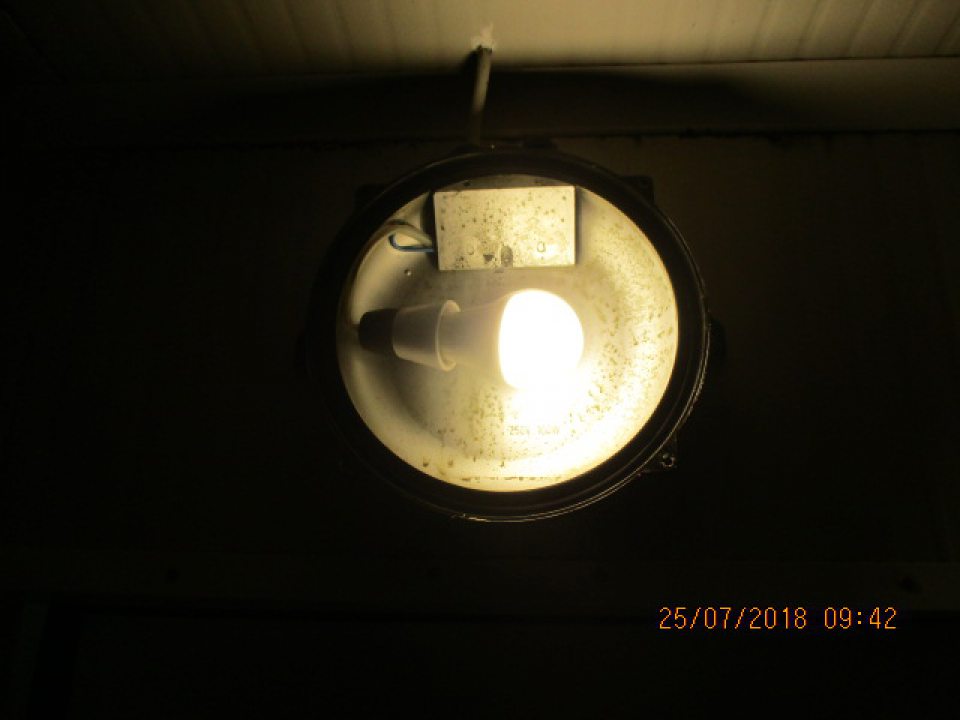 Chýbajúci kryt na svietidle v chladiacom zariadení.