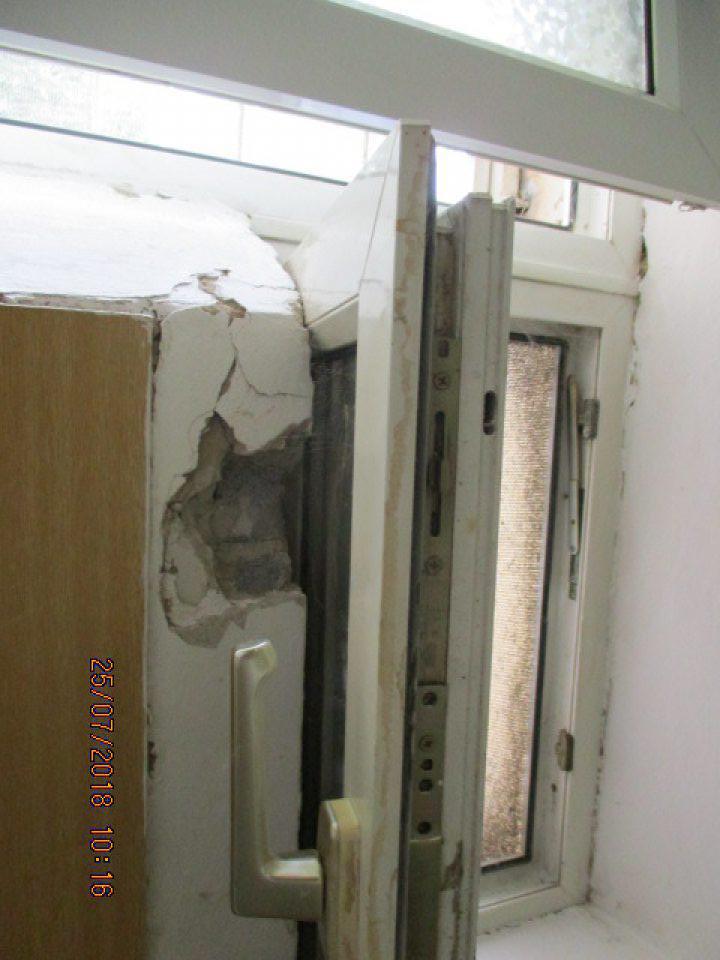V sklade prípravkov poškodená omietka steny pod oknom a pri vstupných dverách z vonkajšieho prostredia.