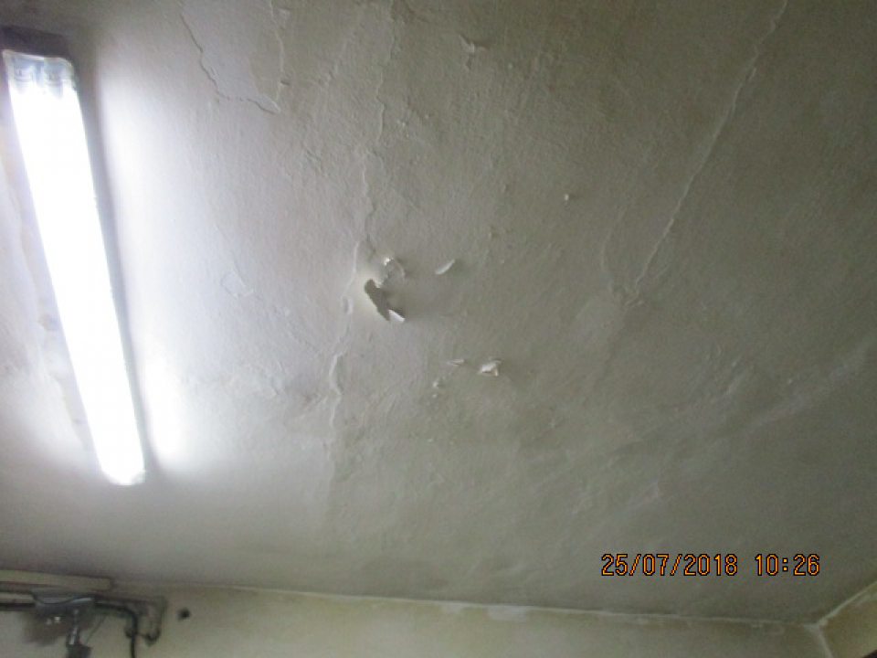 Strop vo výrobnom priestore v časti pred kysiarňou sa olupoval hygienický náter stropu. 