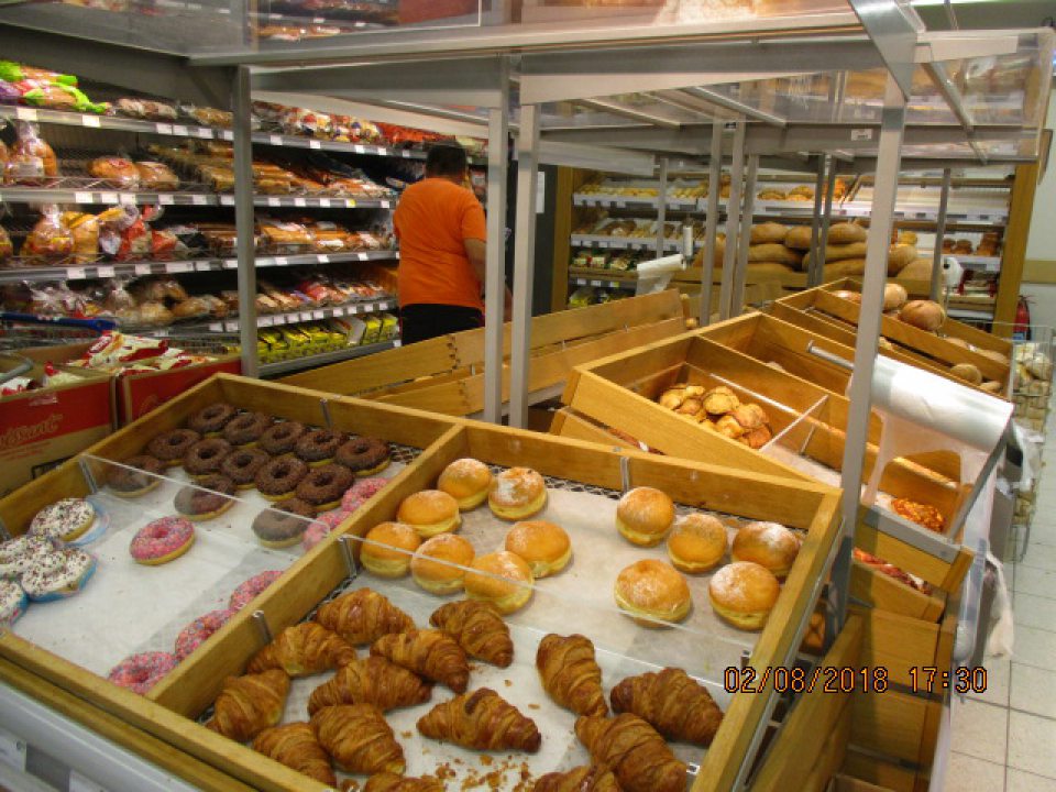 V predajni v časti predaja nebaleného pečiva výskyt živého hmyzu - nezabezpečený ochranný kryt. 