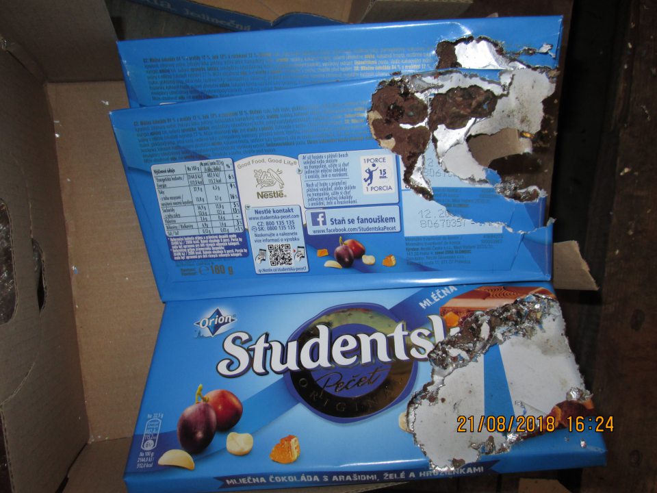  V zázemí prevádzky výskyt myšacieho trusu na uskladnenej čokoláde, za paletou s trvanlivým mliekom a trvanlivým pečivom, v tesnej blízkosti uhynutá myš 