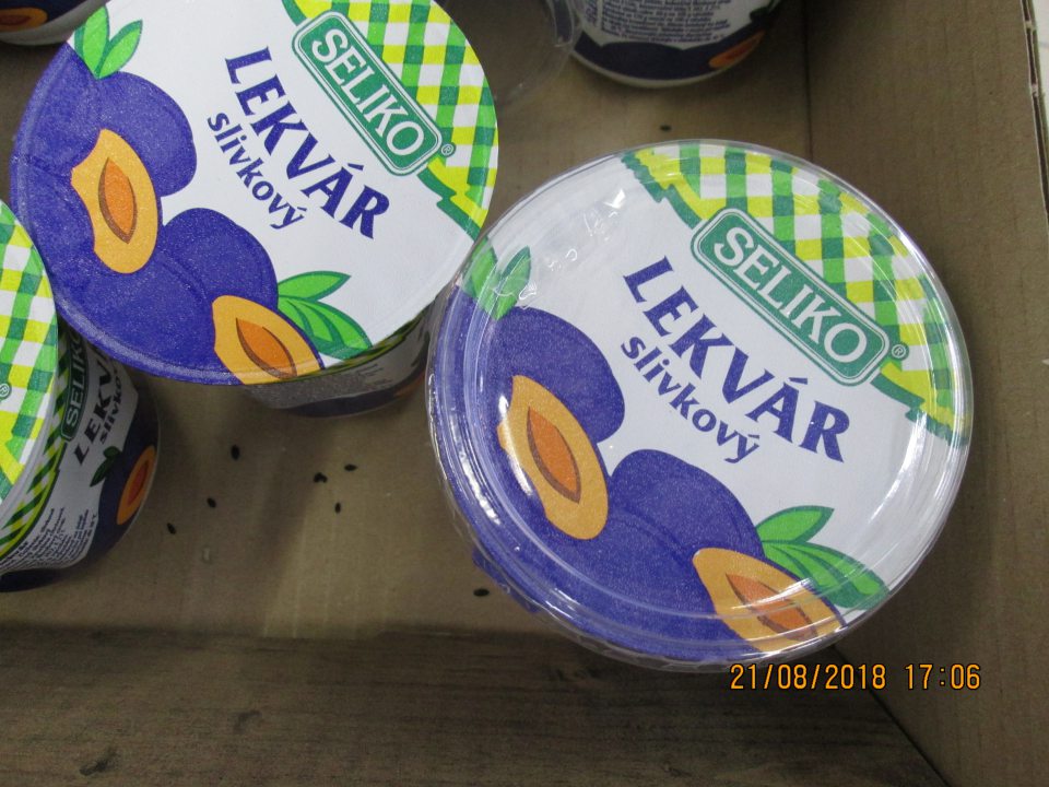 myšací trus zistený aj na predajnej ploche v kartóne s uloženou čokoládoua v kartóne s uloženým slivkovým lekvárom