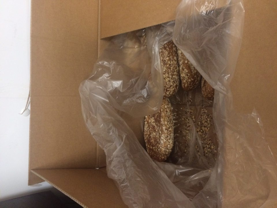 Krabice s mrazenými pekárskymi polotovarmi skladované s otvoreným primárnym PVC obalom.