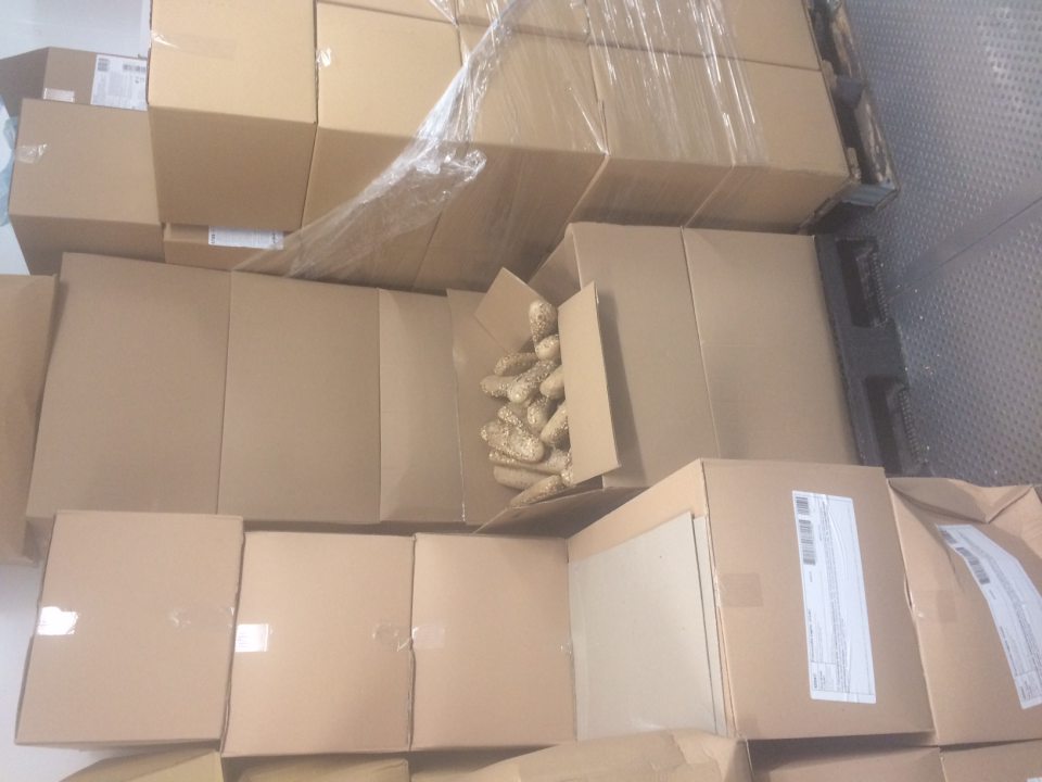 Krabice s mrazenými pekárskymi polotovarmi skladované s otvoreným primárnym PVC obalom.