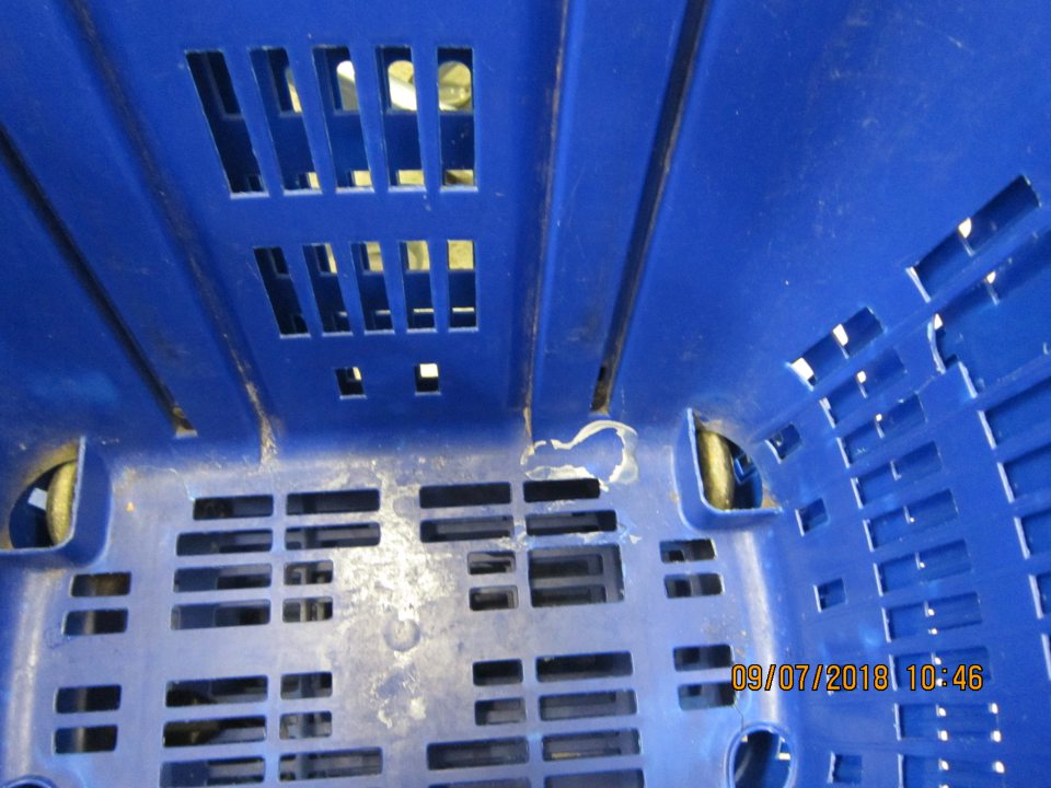  Znečistené nákupné košíky.