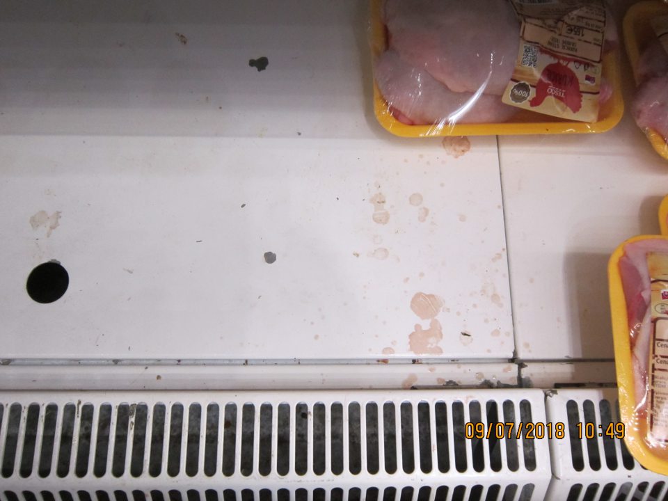 Znečistené chladiace zariadenia mliečnych a mäsových výrobkov.