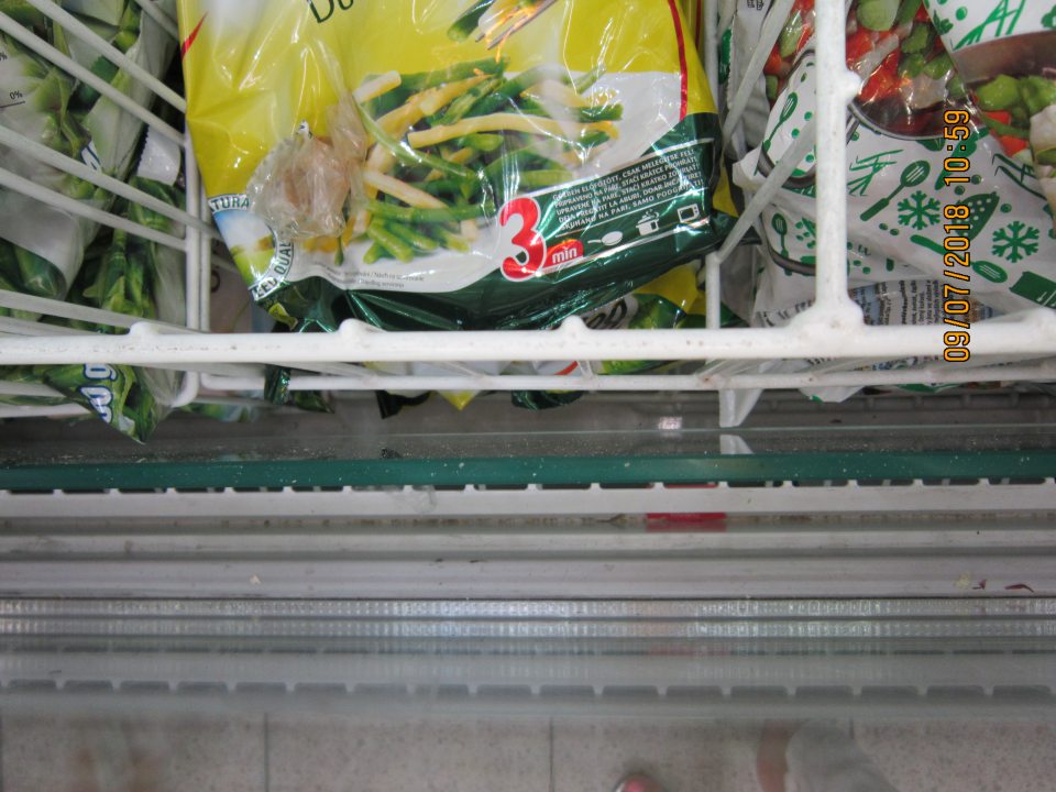 Znečistené mraziace zariadenia na mrazené polotovary a hydinu.