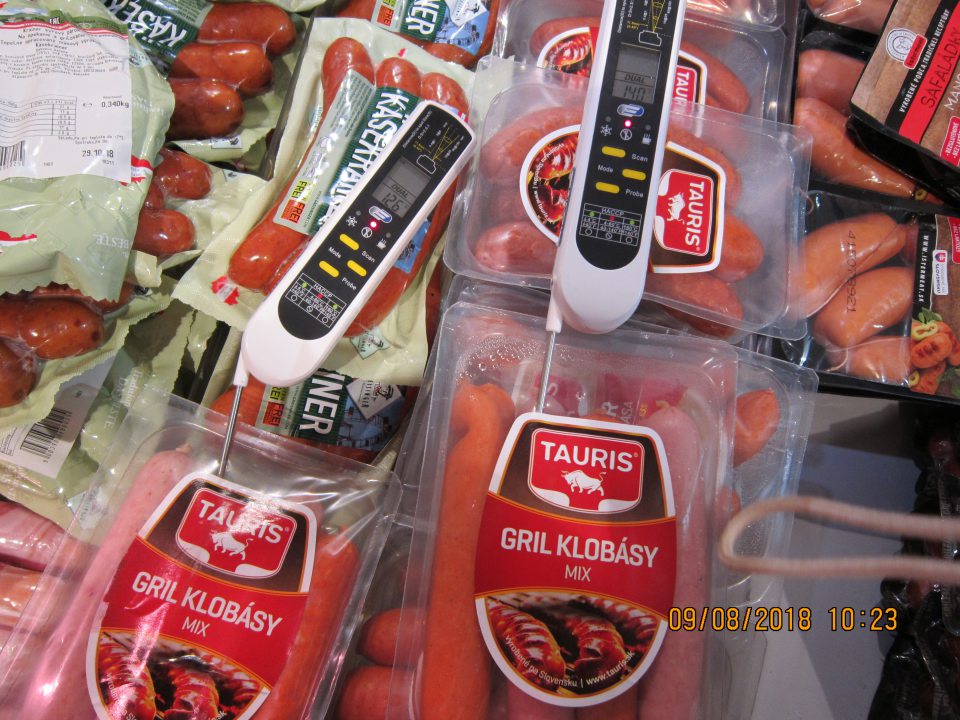 V chladiacej vitríne - vani na predajnej ploche, kde sú uchovávané mäsové výrobky je namerané teplota +14,6°.