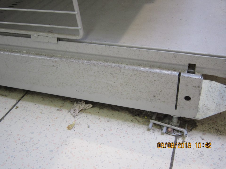  Výskyt nečistôt (hrubá vrstva prachu, zvyšky obalov a nečistoty) pod regálmi s potravinami na celej predajnej ploche.