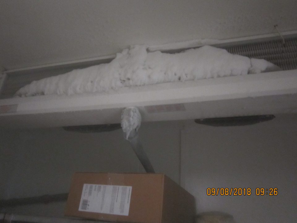 Hrubá vrstva námrazy na chladiacom zariadení. 