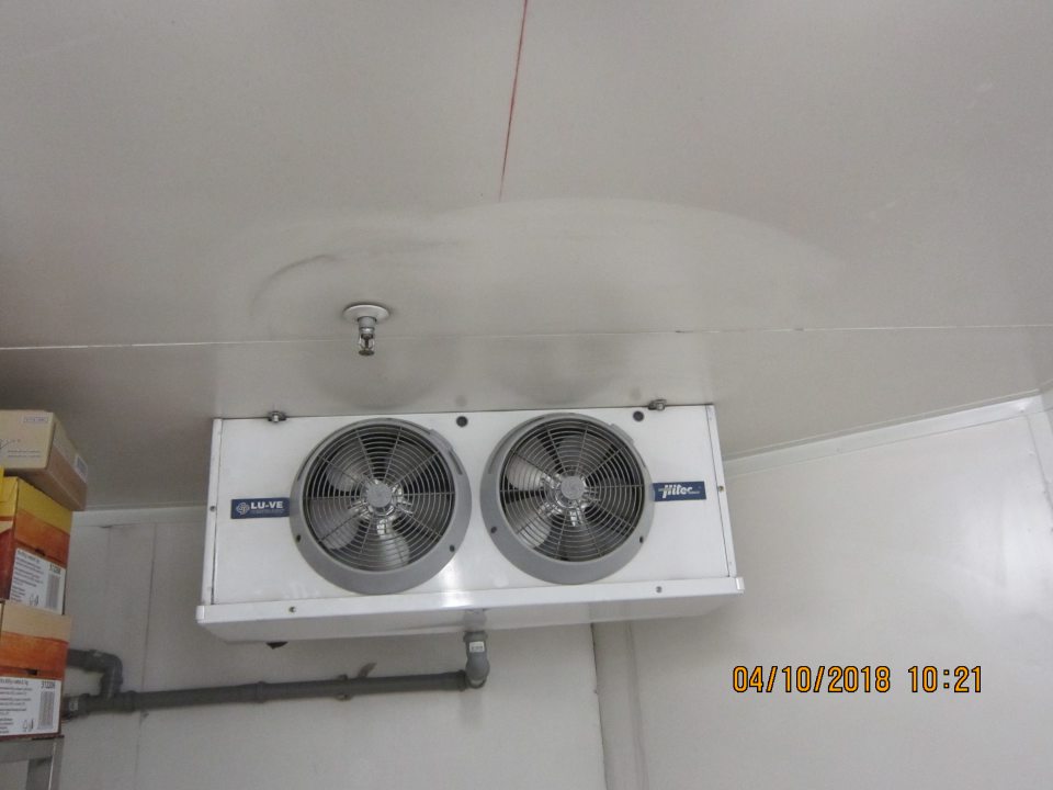 Znečistený chladiaci agregát v chladiacom boxe na mliečne výrobky.