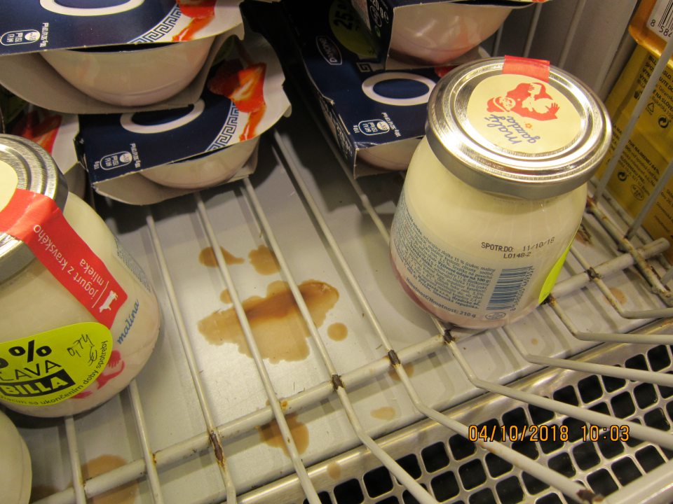 Znečistené chladiace zariadenie na predajnej ploche.