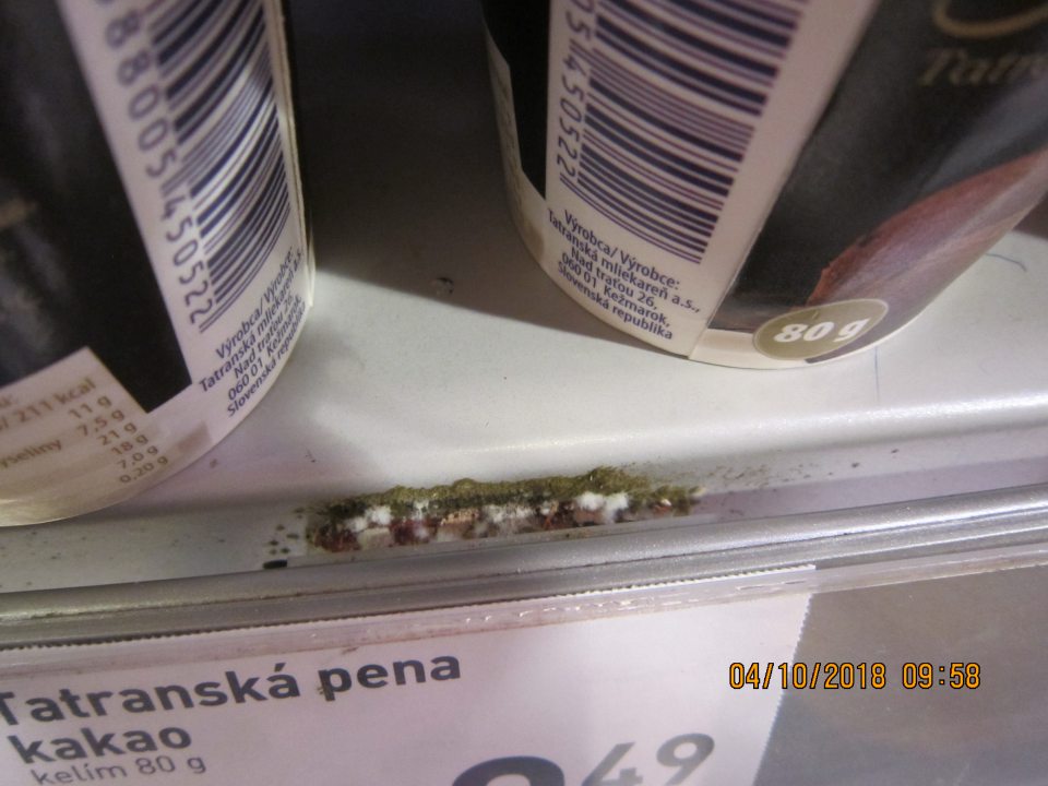 Plesňou znečistené chladiace vitríny na predajnej ploche.