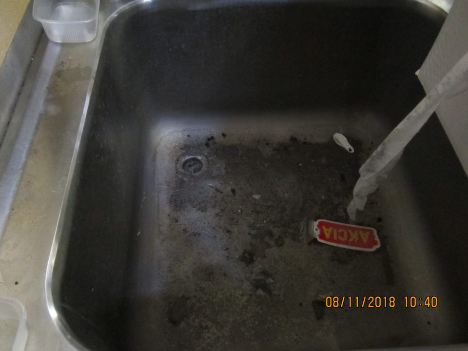 Znečistený antikorový dres určený na manipuláciu s ovocím a zeleninou. 