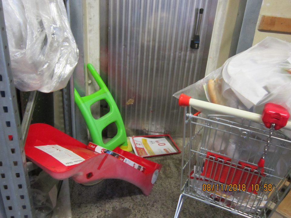 Pri vstupe do skladu odložené vyradené, nepotrebné veci. 