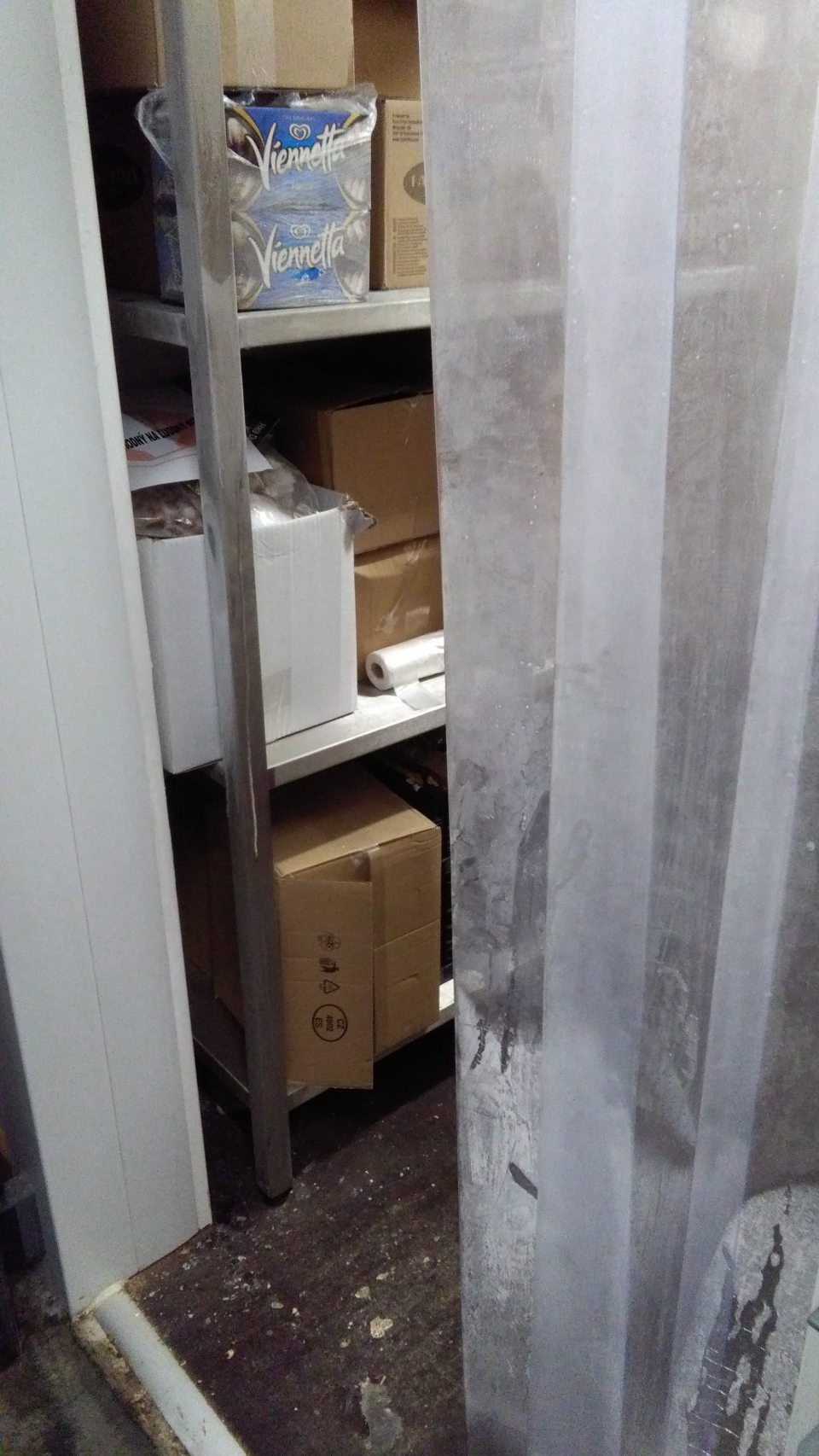 znečistená podlaha v mraziacom boxe na mrazené krémy, mrazenú zeleninu a mrazené pekárenské polotovary