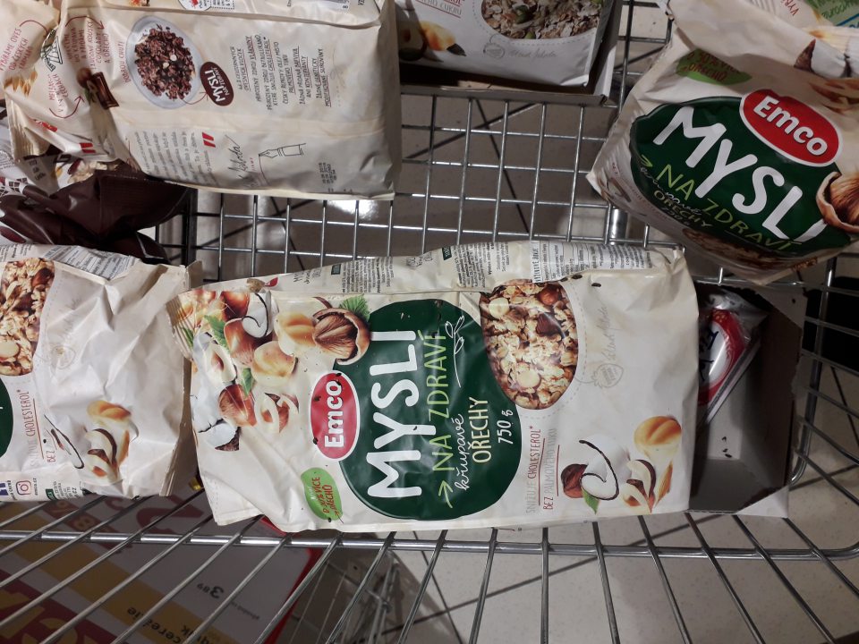 Zistená prítomnosť hlodavcov na predajnej ploche: trus na potravinách v regály.
