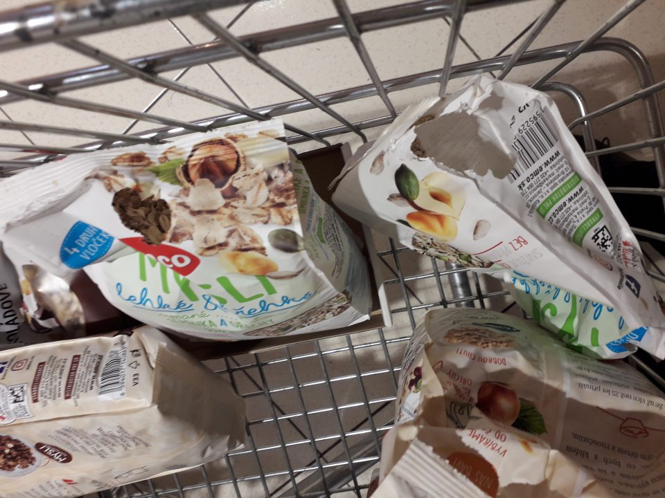 Zistená prítomnosť hldavcov na predajnej ploche: poškodené obaly.