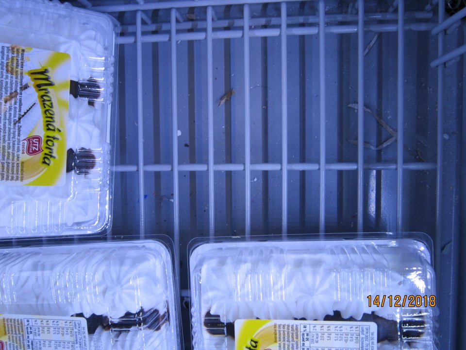 znečistená mraziarenská vitrína a mrazené krémy