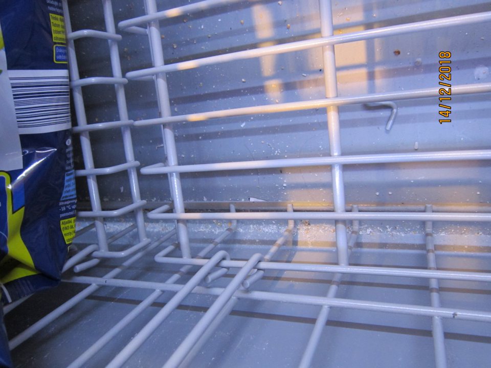 znečistená mraziarenská vitrína na hlbokozmrazené ryby