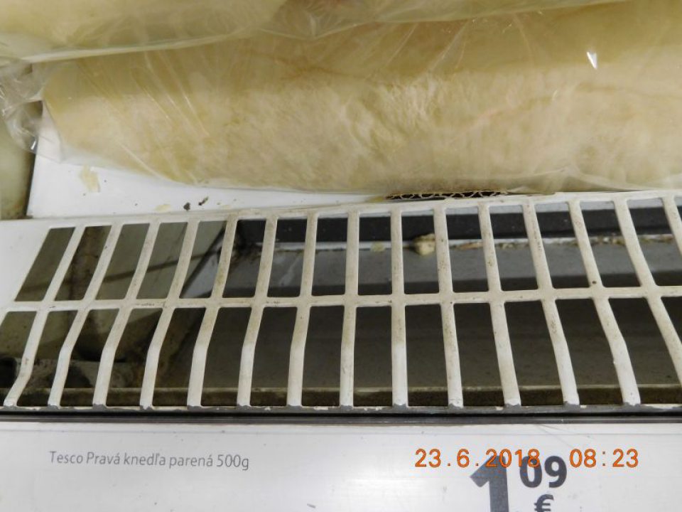 Chladiaca vitrína na knedle a cukrárske výrobky - znečistený priestor pod vetracou mriežkou prachom a nečistotami.