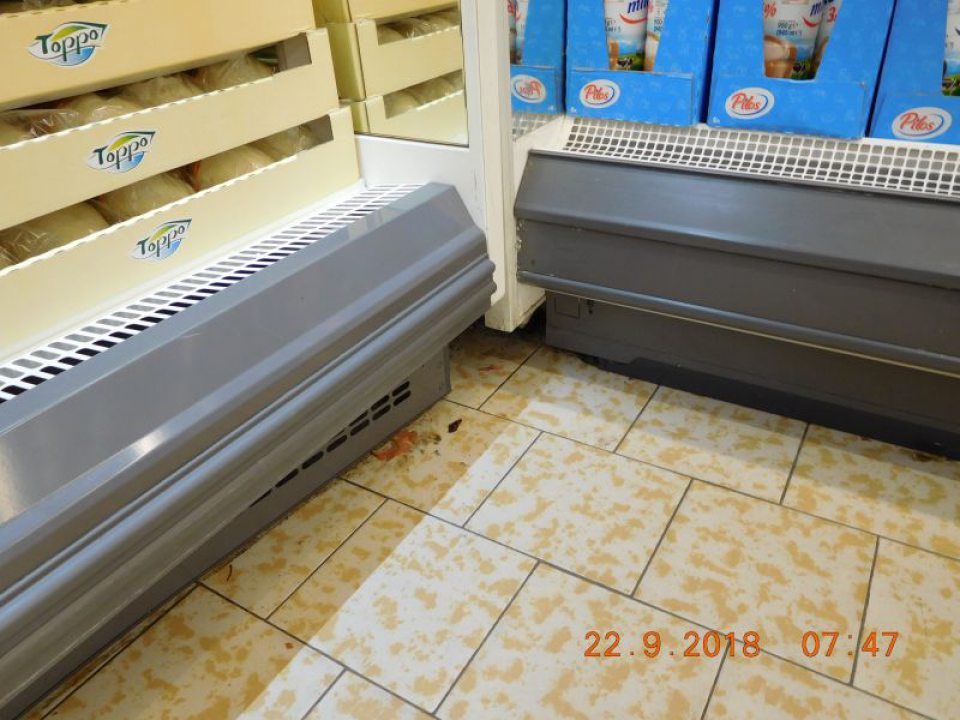 V priestore predajne zistené znečistenie podlahy na viacerých miestach hrubými nečistotami.