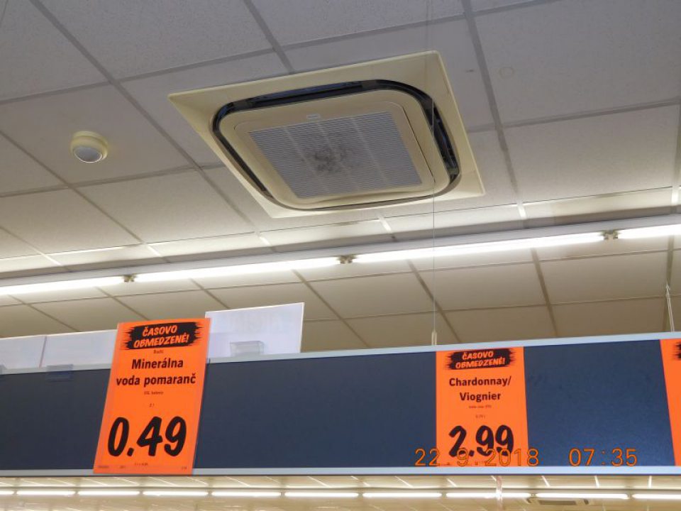 Znečistenie plastového krytu ventilátora v strope prachom.