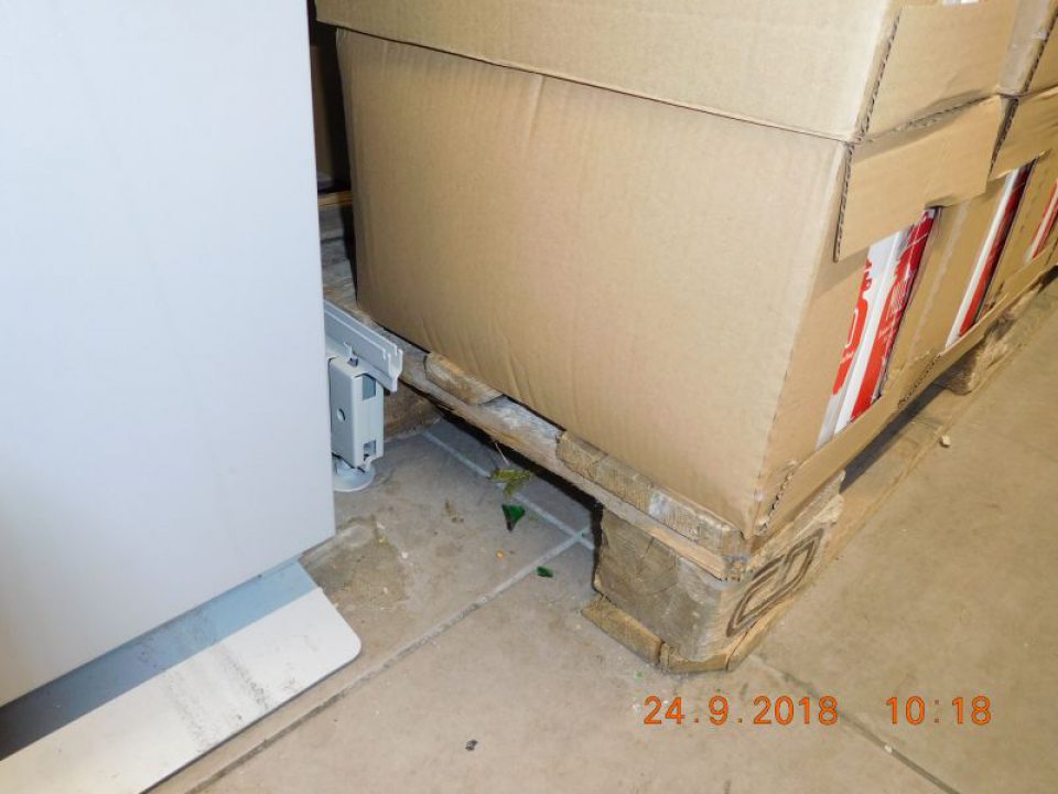 Znečistená podlaha v sklade.