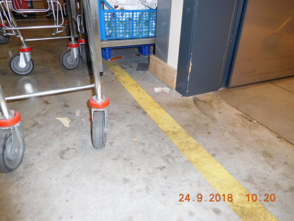 Znečistená podlaha v sklade.