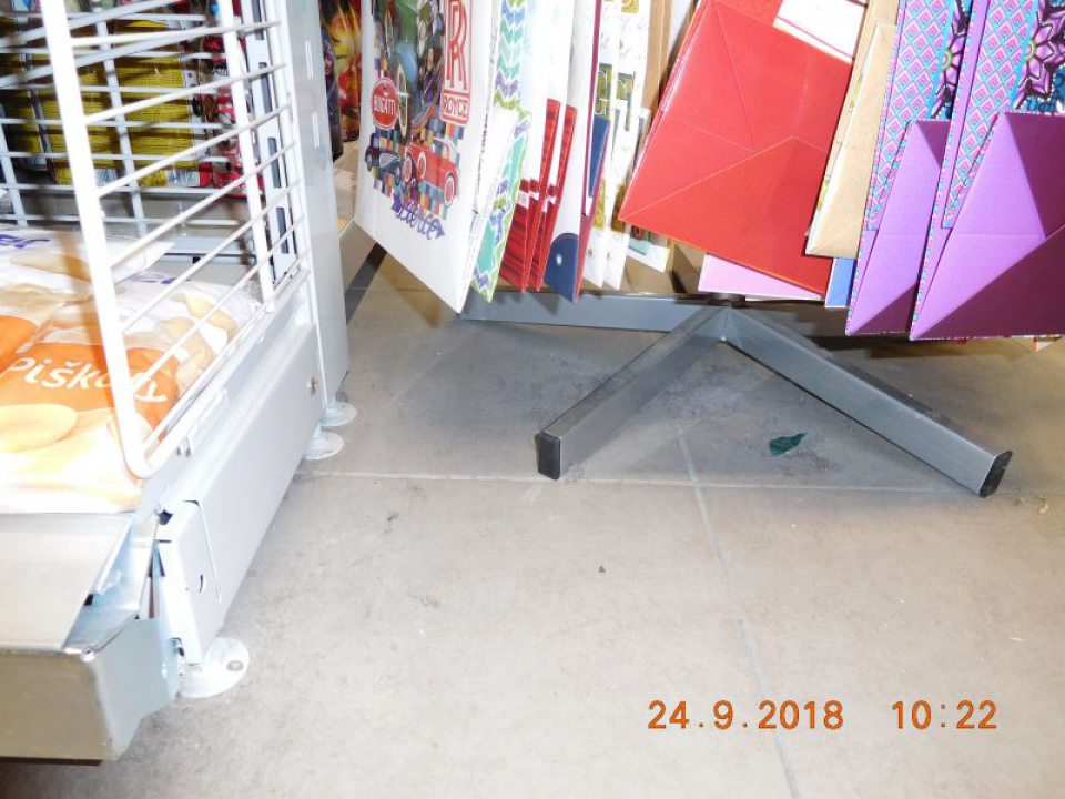 Znečistená podlaha v predajni.