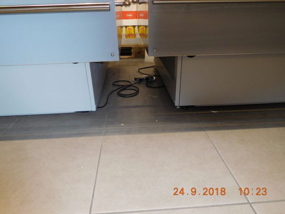 Znečistená podlaha v predajni.