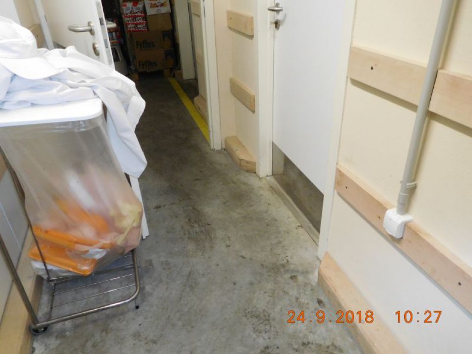 Znečistená podlaha v sklade.