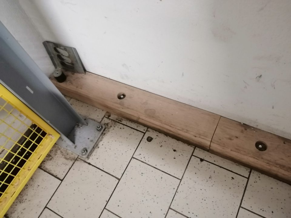 Výskyt trusu na drevenej zábrane v manipulačnej chodbe.