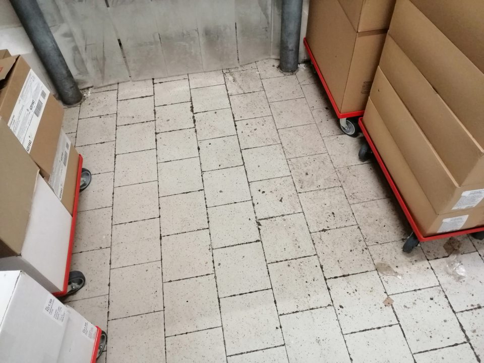 Znečistená podlaha v mraziarni TIKO.